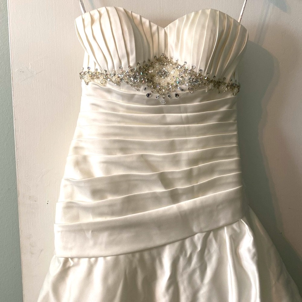 Wedding Dress Sz 8. Never worn. Off white color.  Excellent condition.